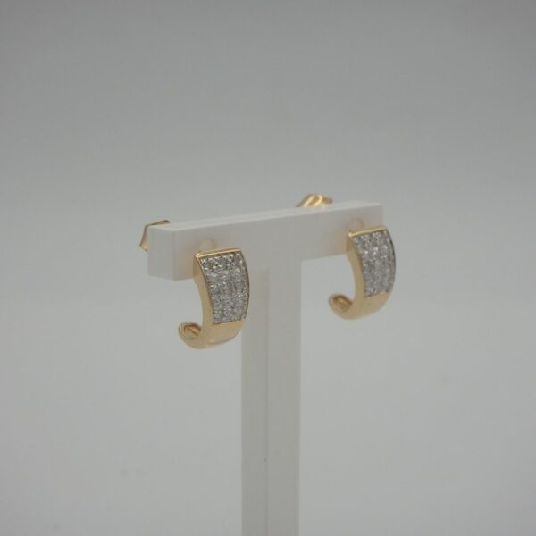 Boucle d'oreille demi créole en or 18 karats avec des diamants