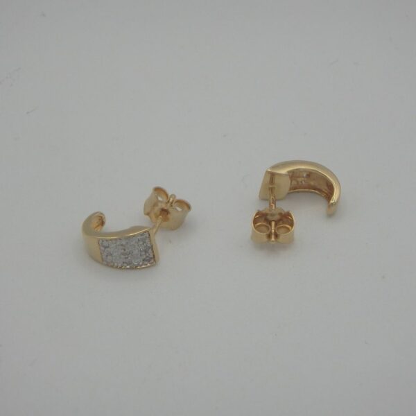 Boucle d'oreille demi créole en or 18 karats avec des diamants
