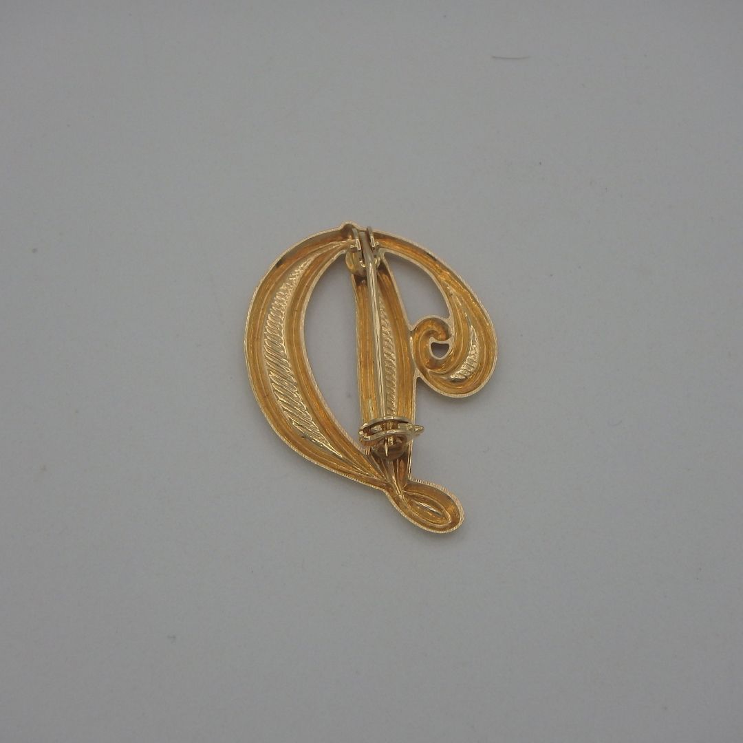 Broche en or 18 karats en forme de lettre "D"