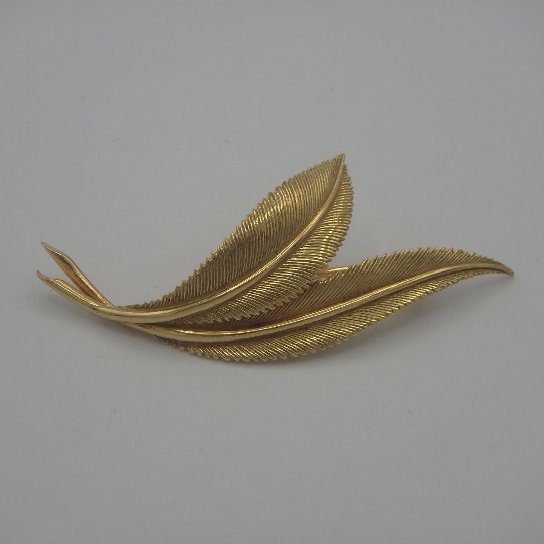 Broche en forme de feuille en or 18 karats