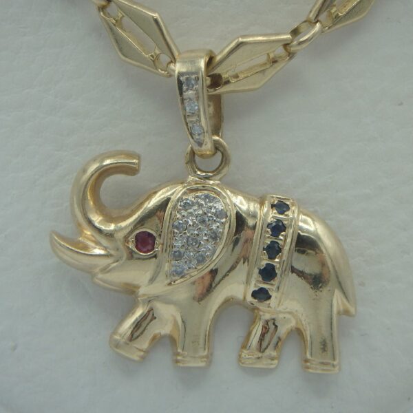 collier en or jaune 14 karats avec un pendentif en forme d'éléphant en or 14 karats avec des pierres