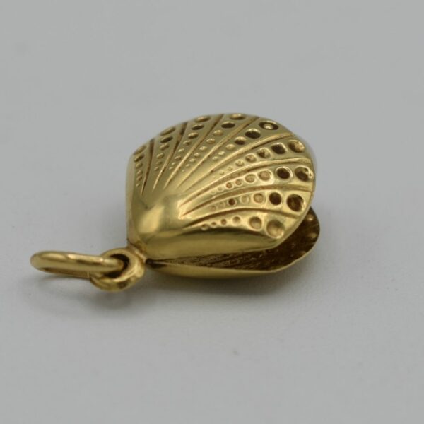 Pendentif Coquille Saint-Jacques en or jaune 18K avec une perle
