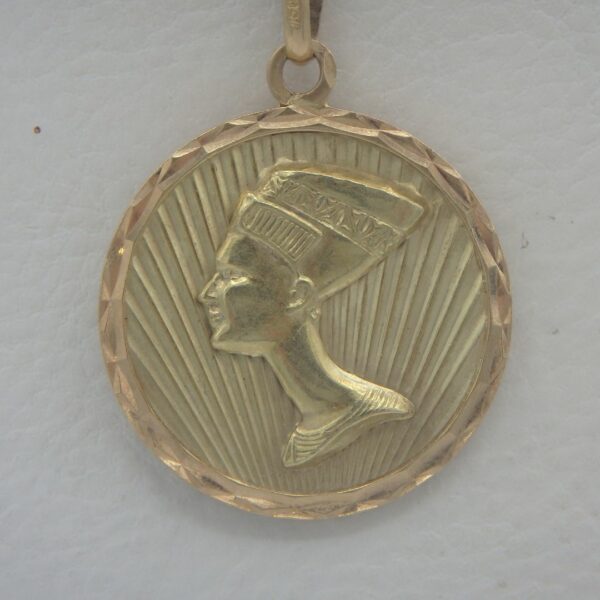 Pendentif en or 18 karats d'occasion representant nefertiti sur une face et la déesse de la fortune sur l'autre