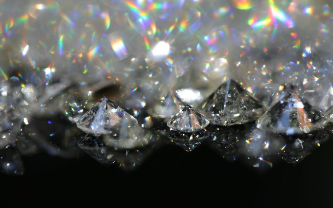 photo de plusieurs diamants taille ronde pour montré Les techniques de Traitement des Pierres Précieuses